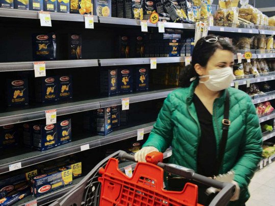 Чихнула на 35 тысяч долларов: женщина намеренно испортила продукты в магазине