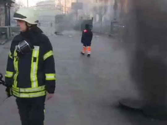 Центр Киева затянуло черным дымом: горят подземные кабели (видео)