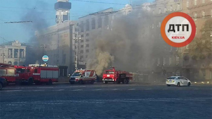 Центр Киева затянуло черным дымом: горят подземные кабели (видео)
