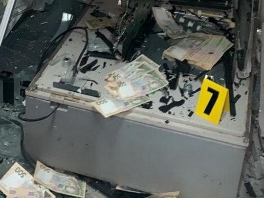 Деньги разбросало по полу: на Донбассе подорвали банкомат «Ощадбанка» (фото)