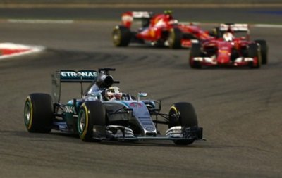 Формула 1: Льюис Хэмилтон выигрывает Гран-при Бахрейна