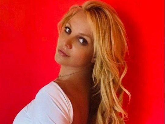 Как не растолстеть на карантине: Бритни Спирс показала свою тренировку для мышц живота (видео)
