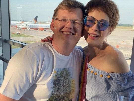 Любовь спасет мир: Розенко и Лебедь показали, как целоваться в масках (фото)