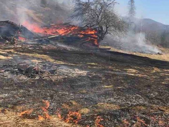 «Местных предупреждали неоднократно»: пожары из-за сжигания травы добрались до Синевира (фото)