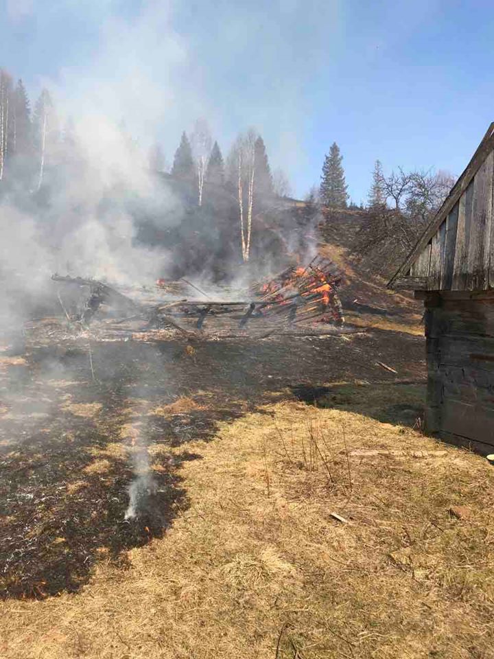 «Местных предупреждали неоднократно»: пожары из-за сжигания травы добрались до Синевира (фото)
