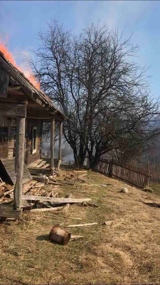 «Местных предупреждали неоднократно»: пожары из-за сжигания травы добрались до Синевира (фото)