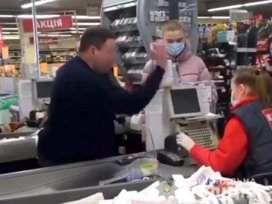 Мужчина устроил громкий скандал в супермаркете в Полтаве: видео происшествия попало в сеть