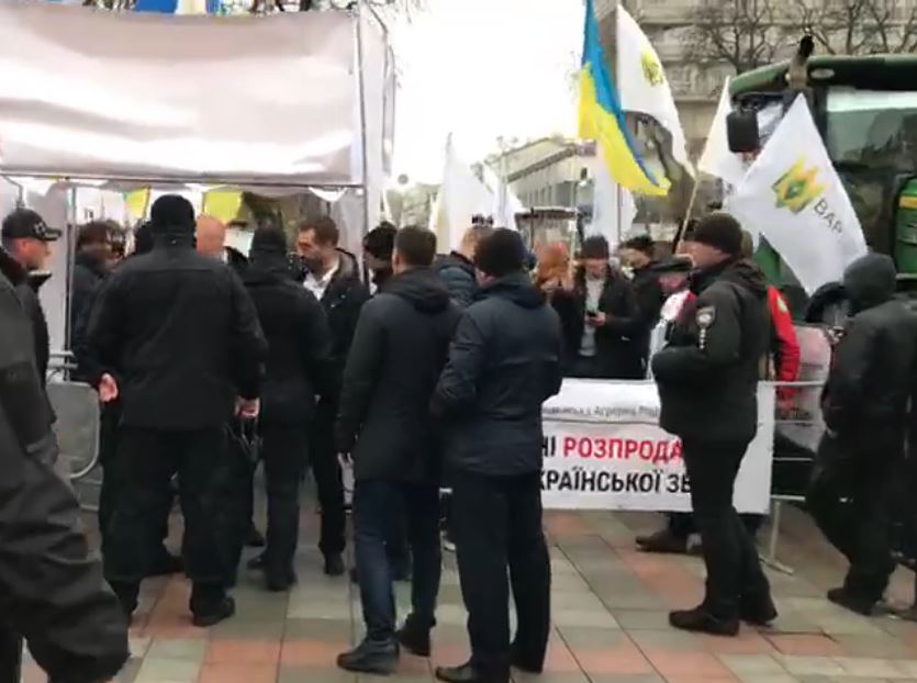 Противники продажи земли принесли под Раду свинью в гробу: опубликованы фото и видео