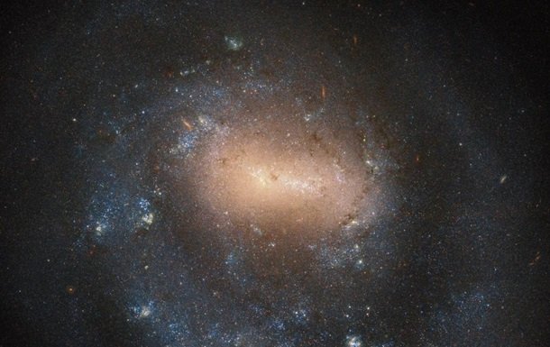 Телескоп Hubble снял однорукую галактику