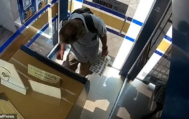 Туриста арестовали из-за обслюнявленной банкноты