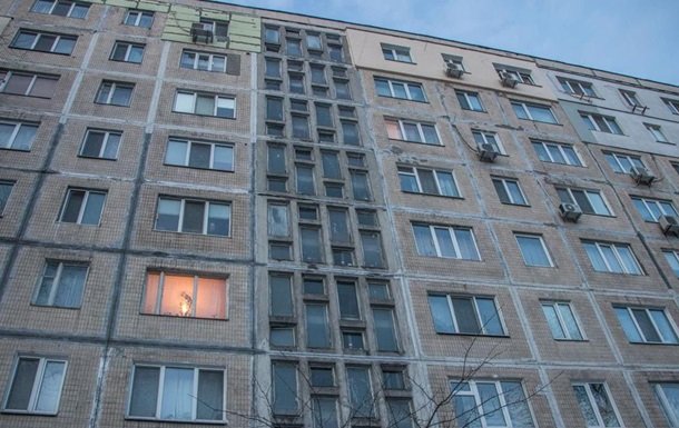 В Днепре появились объявления на домах людей с подозрением на COVID-19