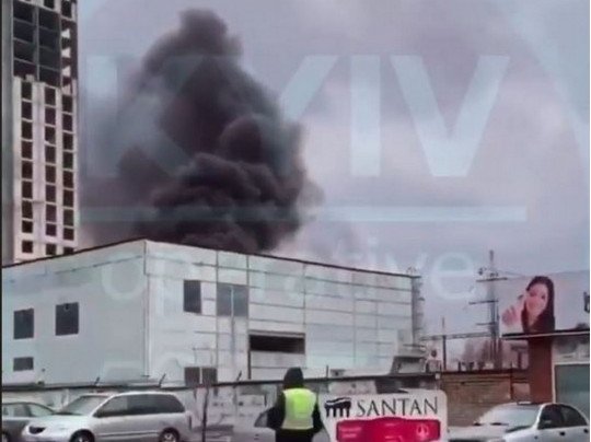 В Киеве вспыхнул сильный пожар на электростанции: первые детали и видео ЧП