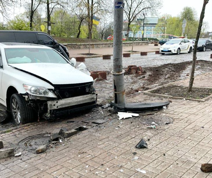 В Киеве задержали сотрудника Кабмина, бравшего десятки тысяч долларов за трудоустройство на госслужбу (фото)