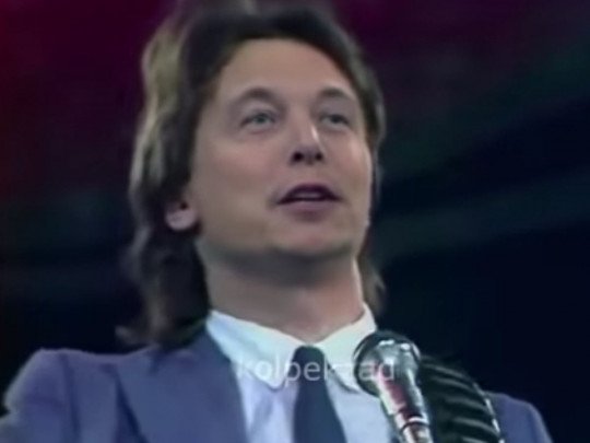 Илон Маск, поющий про Землю в иллюминаторе, взорвал сеть (видео)