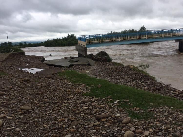 На Прикарпатье смыло мост, который строили семь лет после прошлого наводнения (фото)