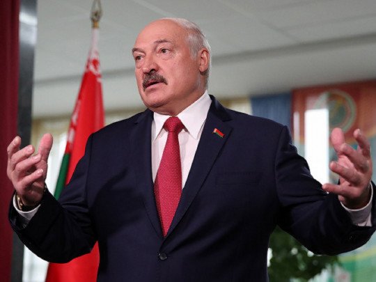 После возвращения из Москвы Лукашенко решил изменить конституцию Беларуси