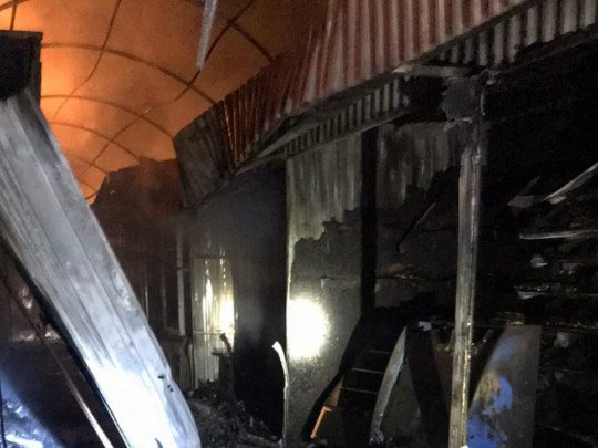 Пожар на Центральном рынке Кривого Рога уничтожил десятки торговых павильонов с товарами (фото, видео)