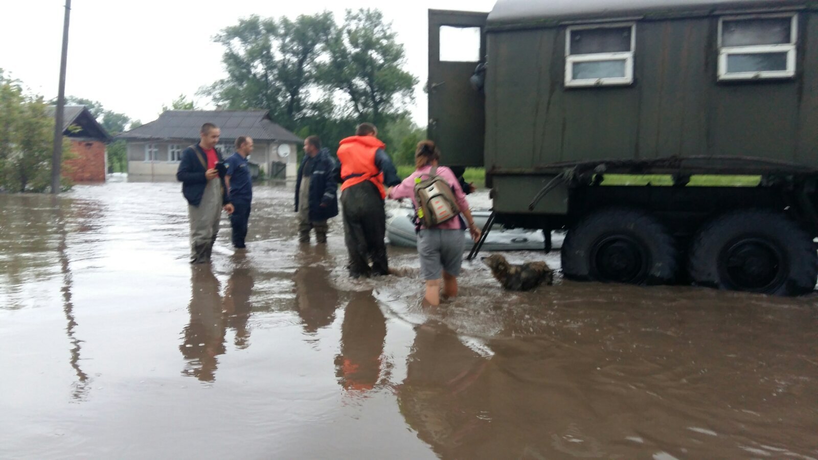 Сотни домов подтоплены, десятки мостов разрушены: спасатели показали масштабы бедствия в Западной Украине (фото, видео)