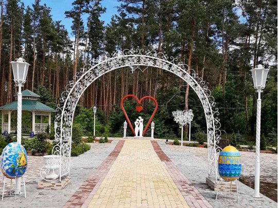 Вместо пустыря — сказочный парк с водопадом: скульптор-самоучка полностью преобразил село под Киевом (фото)