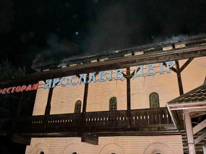 Воду возили за полтора километра: в Киеве ночью горел ресторан (фото, видео)