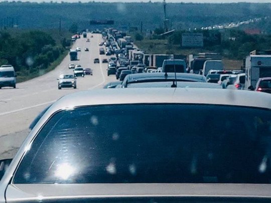 «Вся страна поехала на море»: на трассе под Одессой образовалась 30-километровая пробка (фото, видео)