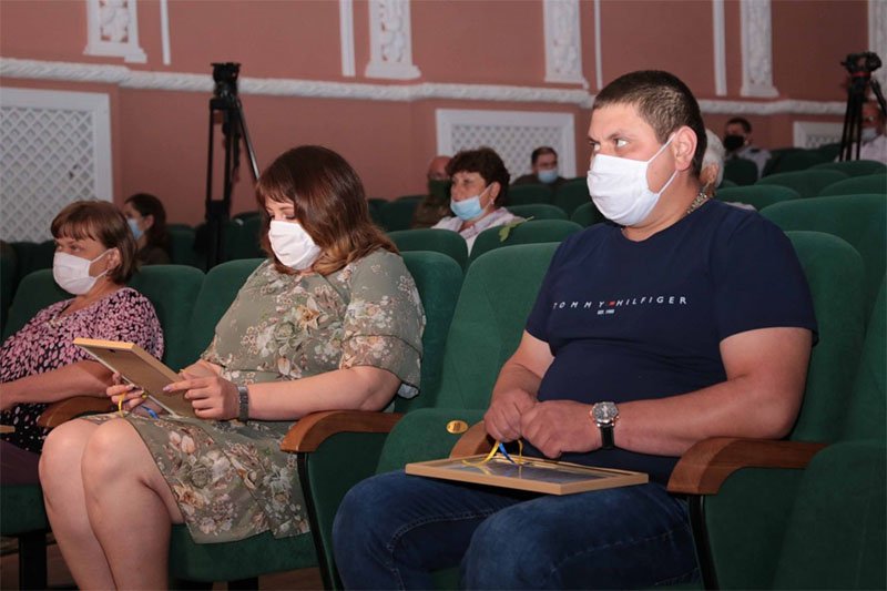 Зеленский вручил ключи от новых квартир жителям взорвавшегося дома в Киеве (видео) Зеленский вручил ключи от новых квартир жителям взорвавшегося дома в Киеве (видео)