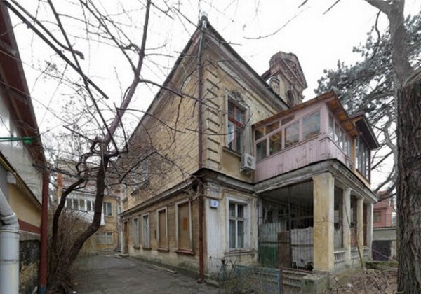 Жди высоток: возле парка Шевченко продают участок с памятником архитектуры 