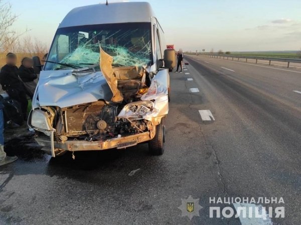 Возле Старых Маяков маршрутка «догнала» фуру — есть пострадавшие