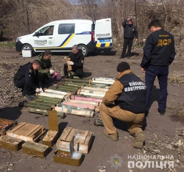 В Мариуполе на территории заброшенного завода обнаружили схрон боеприпасов
