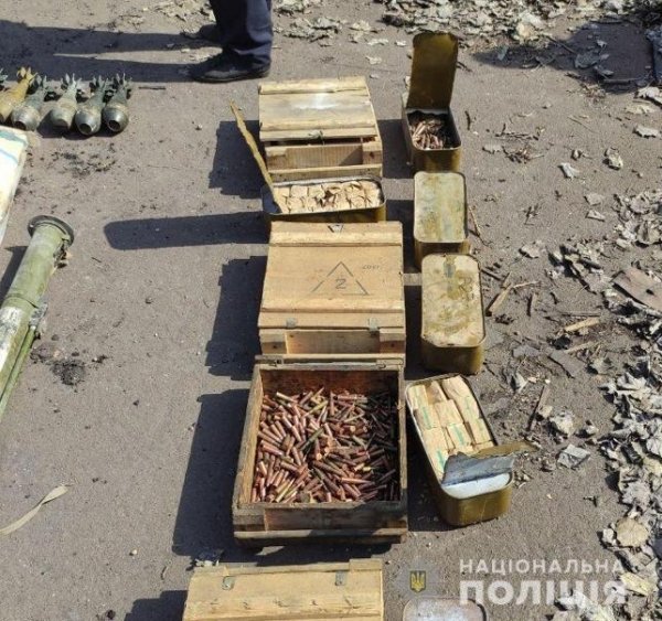 В Мариуполе на территории заброшенного завода обнаружили схрон боеприпасов