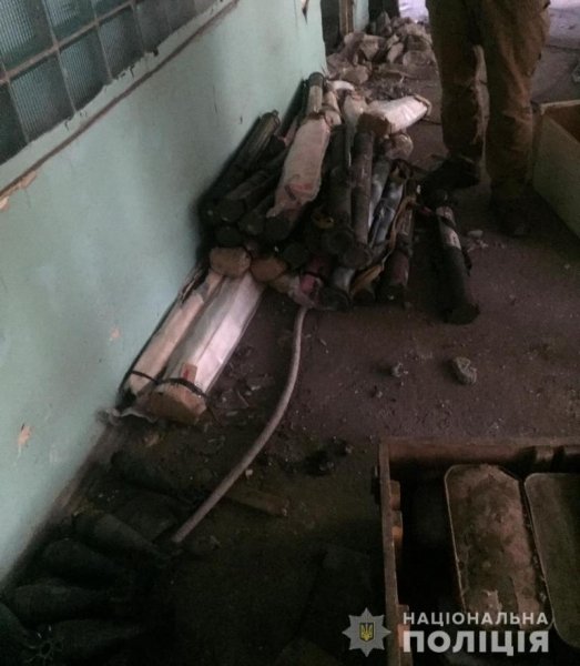 В Мариуполе на территории заброшенного завода обнаружили схрон боеприпасов