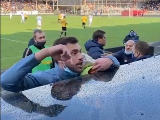 Воротар «Динамо» Бущан втрутився в конфлікт Луческу з фанатами в Тернополі: відео інциденту