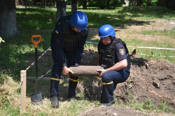 На территории больницы в Одессе нашли боеприпас время Второй мировой. Фото