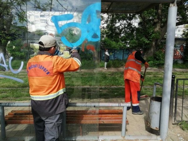 В Одессе вандалы разрисовали и разбили стеклянную остановку. Фото