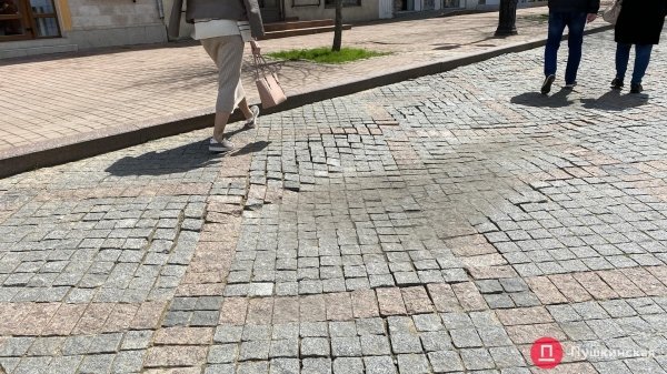 Поплывшая брусчатка, разбитые фонтаны и скандальные качели: как выглядит Греческая площадь. Фото