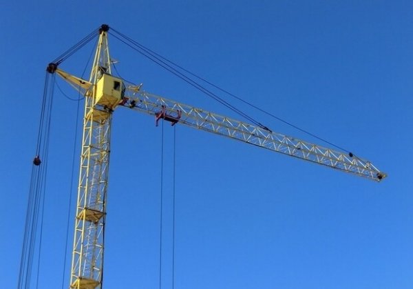 На Таирова мужчина угрожал спрыгнуть с подъемного крана: он поднялся туда с пивом