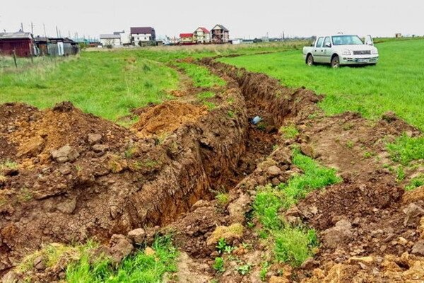 Теперь не проехать: вокруг курорта в Одесской области выкопали глубокий ров
