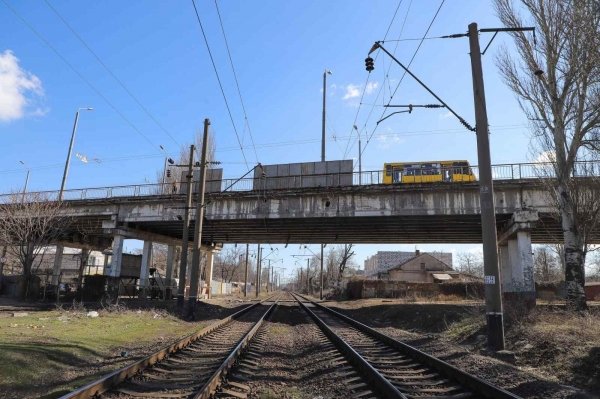 На Ивановском мосту появятся ворота для ограничения проезда грузовиков и пешеходный туннель: заплатят — почти 2 млн