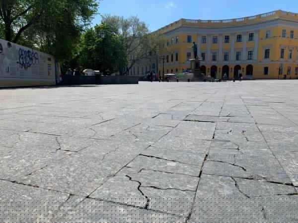 На Приморском бульваре начали ремонт тротуара: что будут делать и когда закончат. Фото