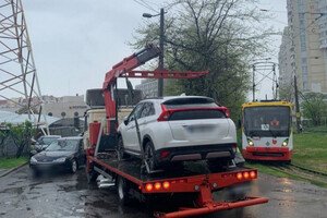 В Одессе джип остановил движение трамваев: авто эвакуировали 
