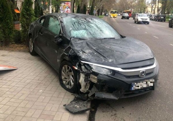 В Одессе машину отбросило на пешехода: видео момента аварии