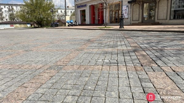 Поплывшая брусчатка, разбитые фонтаны и скандальные качели: как выглядит Греческая площадь. Фото