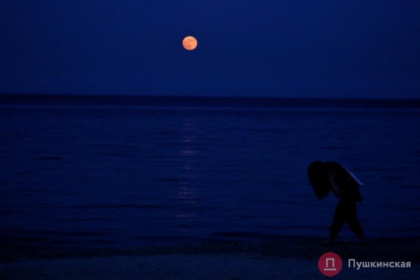 Как одесситы на берегу Черного моря красную суперлуну встречали. Фоторепортаж