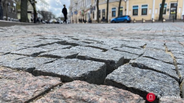 Поплывшая брусчатка, разбитые фонтаны и скандальные качели: как выглядит Греческая площадь. Фото