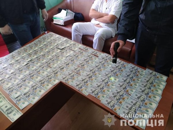 Завотделением одесской больницы вымогал 300 тысяч за бесплатную операцию и попался 