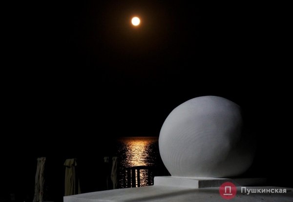 Как одесситы на берегу Черного моря красную суперлуну встречали. Фоторепортаж