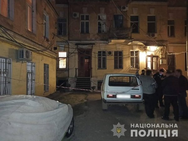 Неизвестные прикрепили к газовой трубе жилого дом в центре Одессы гранату. Фото