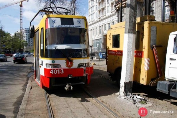 В центре Одессы трамвай сошел с рельс, ударил столб и выскочил на встречку. Фото