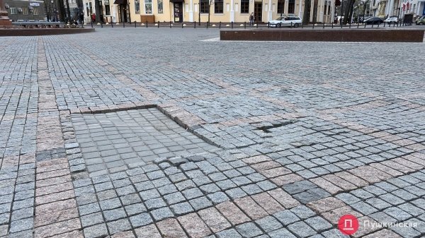 Поплывшая брусчатка, разбитые фонтаны и скандальные качели: как выглядит Греческая площадь. Фото