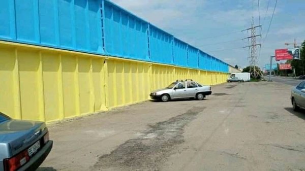 Забор одесской тюрьмы покрасили в цвета флага Украины (фотофакт)